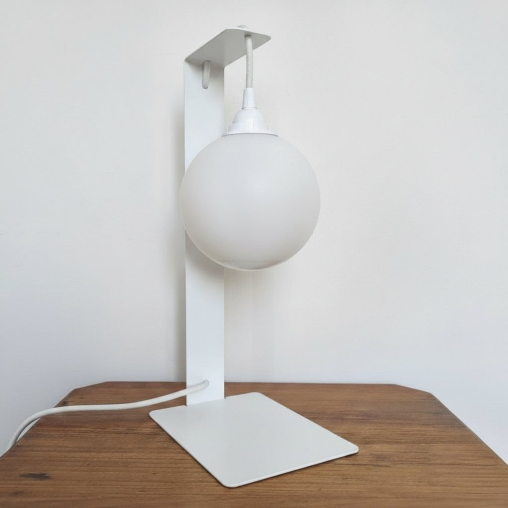 Lampe de table blanche en métal plié