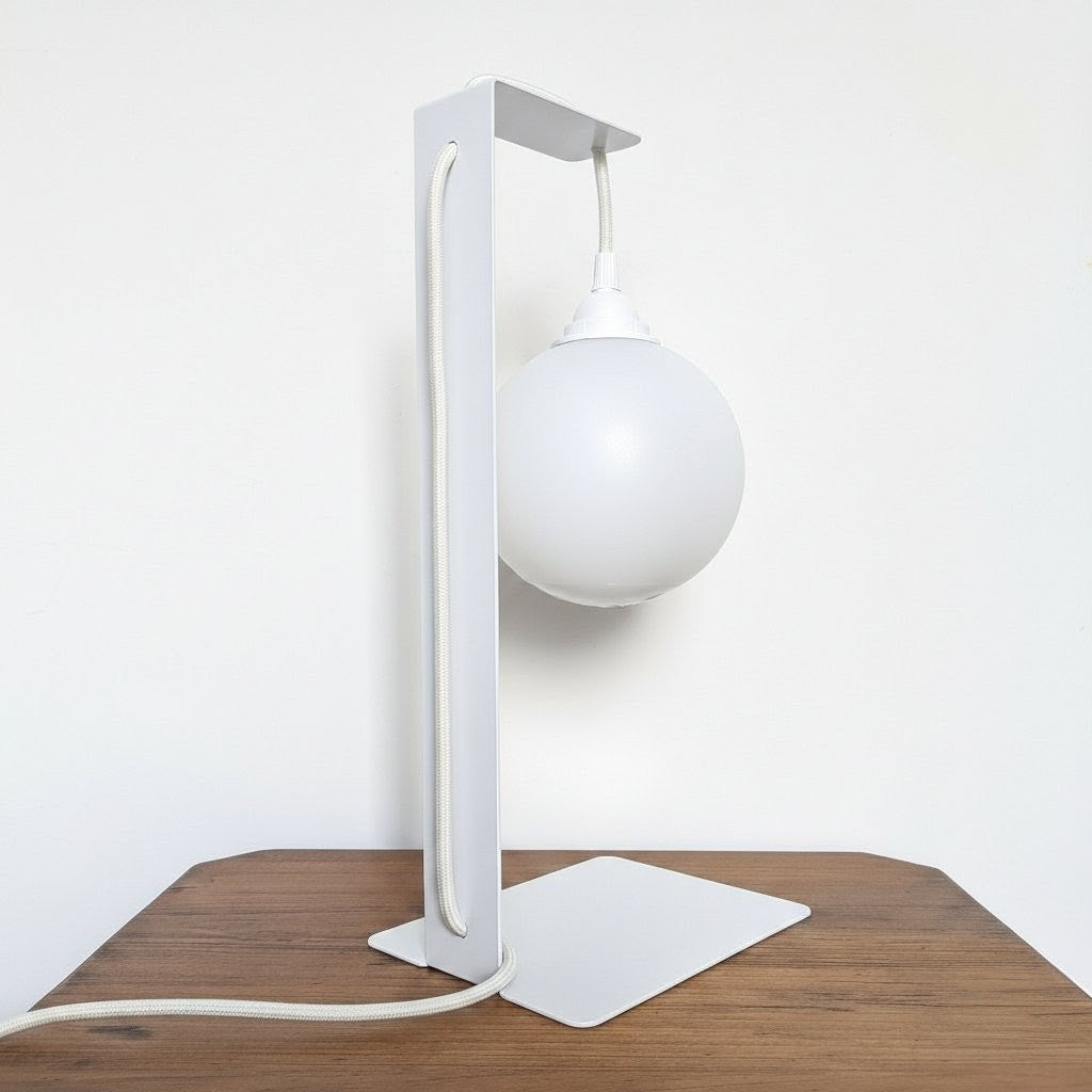 Lampe de table blanche en métal plié
