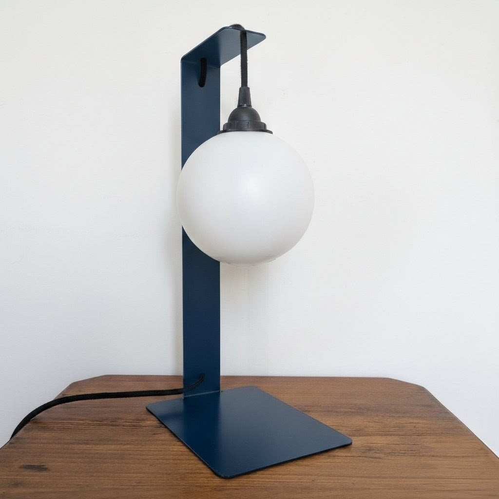 Lampe de table bleue en métal plié