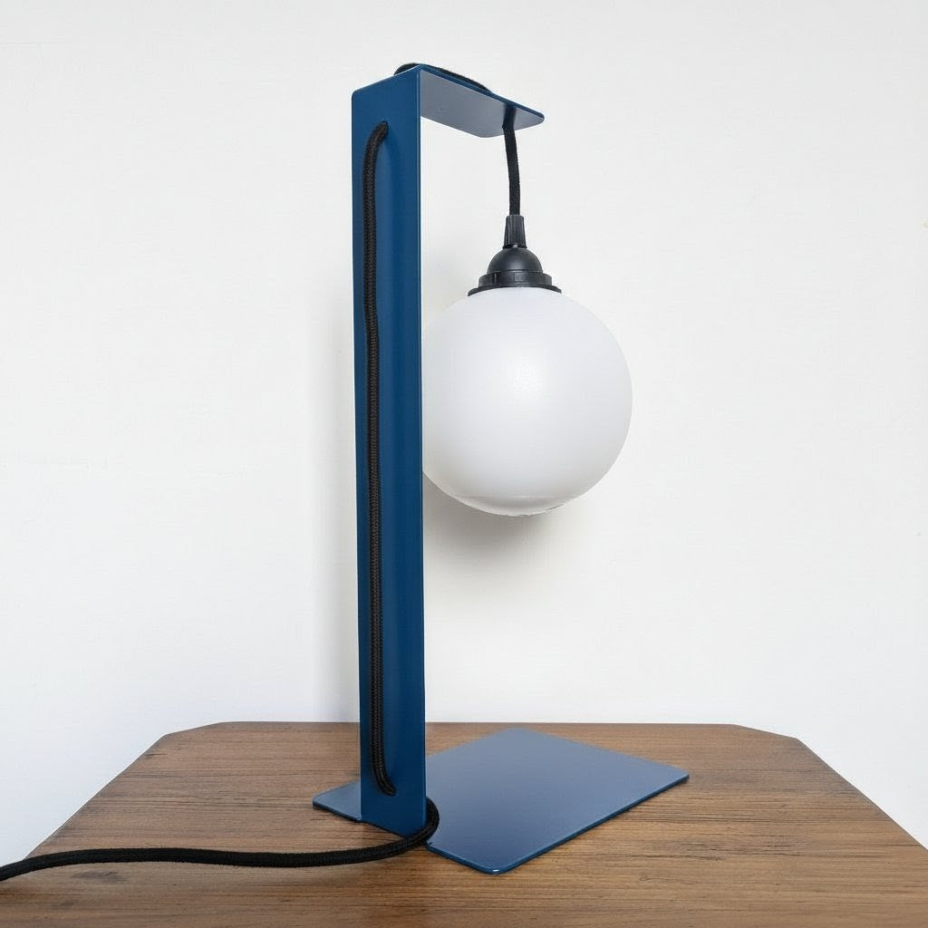 Lampe de table bleue en métal plié