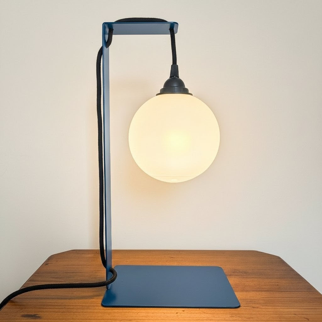 Lampe de table bleue en métal plié