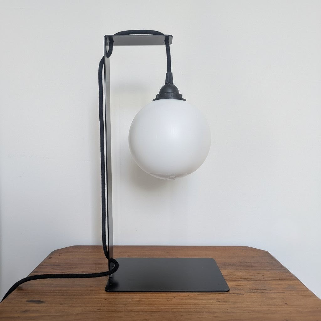 Lampe de table noire en métal plié