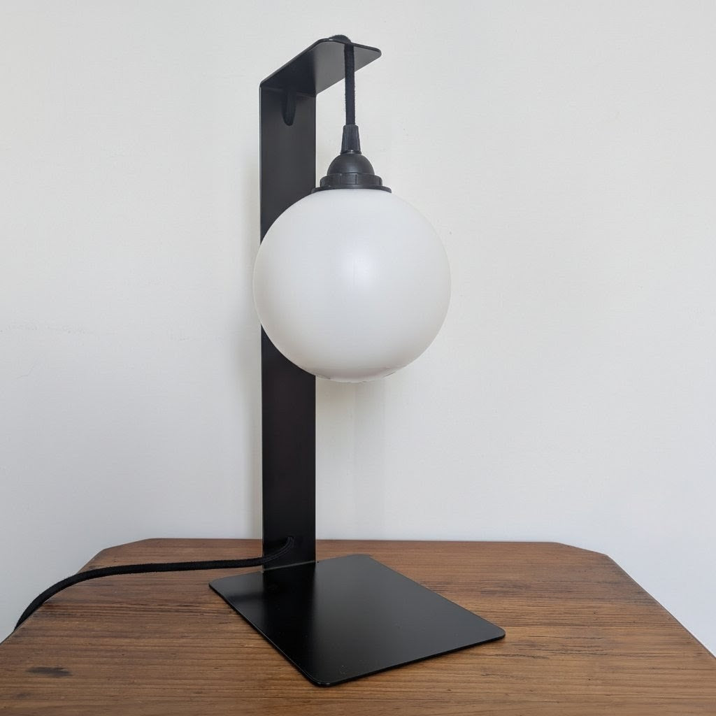 Lampe de table noire en métal plié