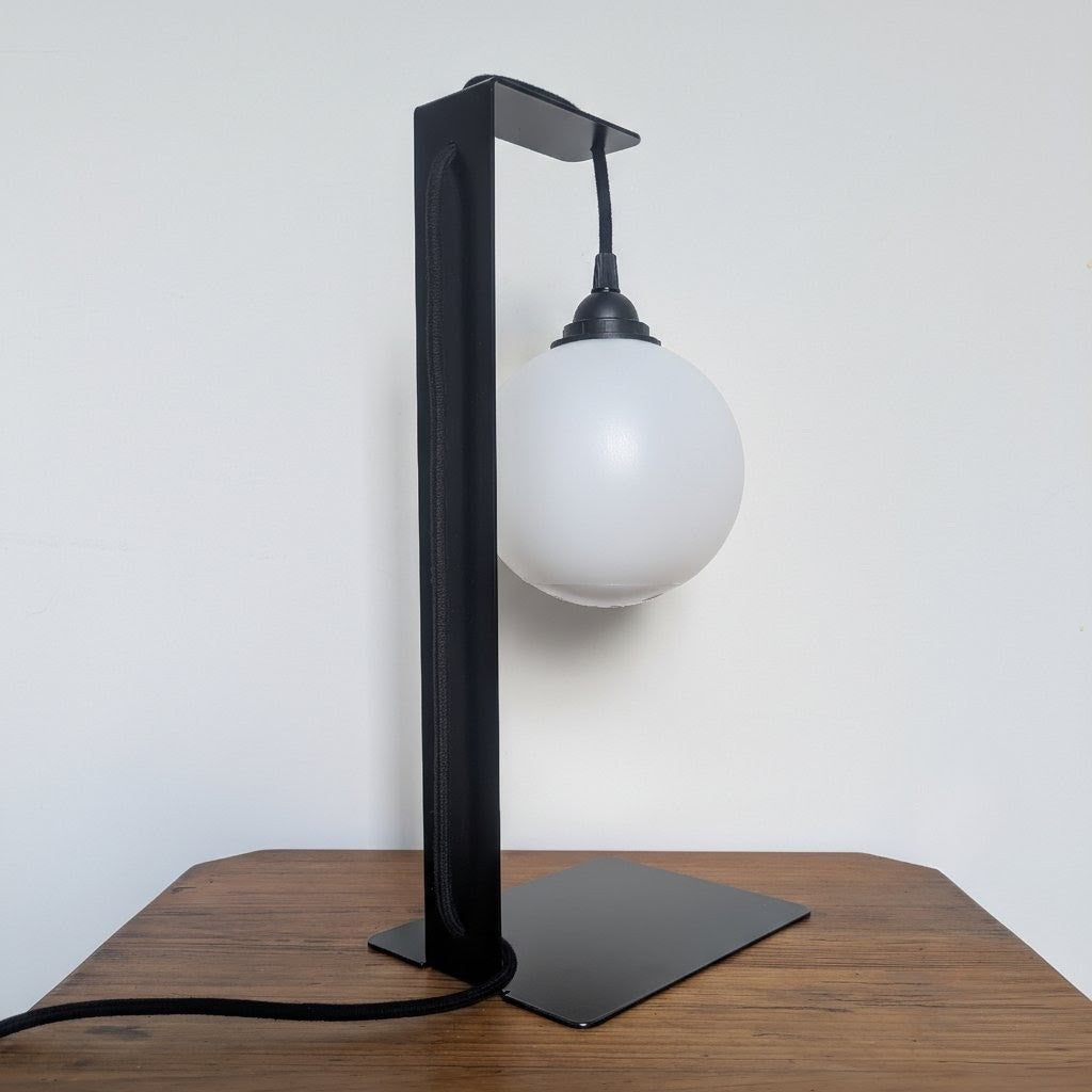 Lampe de table noire en métal plié
