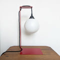 Lampe de table rouge en métal plié
