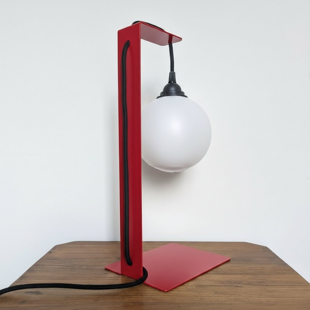 Lampe de table rouge en métal plié