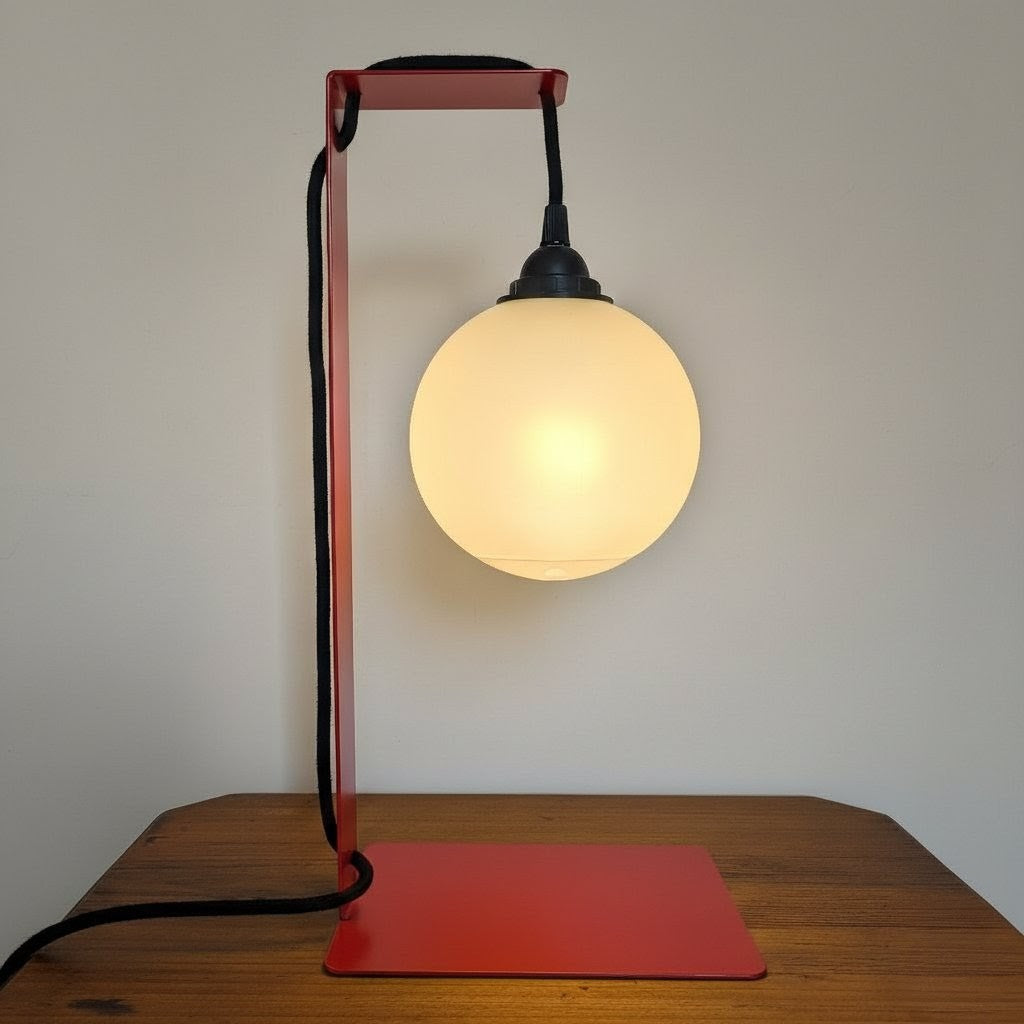 Lampe de table rouge en métal plié